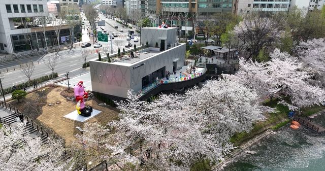 지난 봄 '더 갤러리 호수'