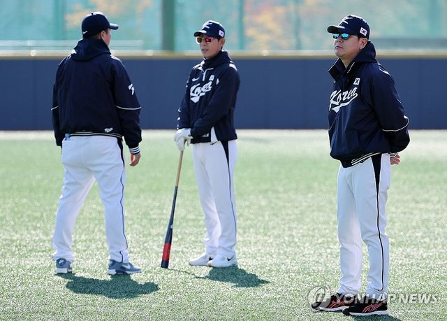 훈련 지켜보는 류지현 감독