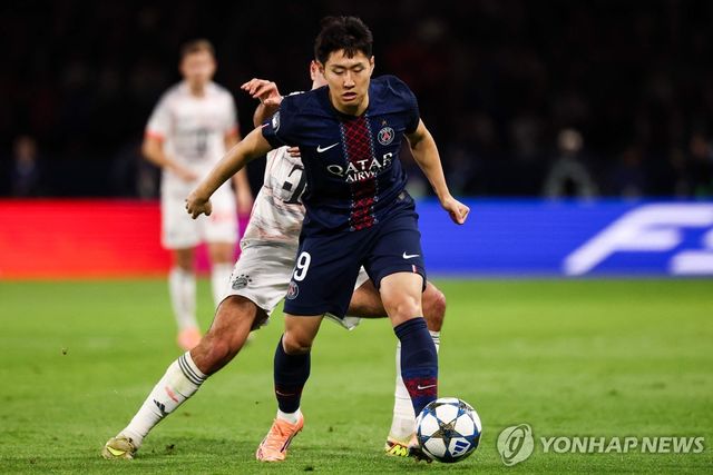 뮌헨과 경기에서 공을 다루는 PSG 이강인(맨 앞).