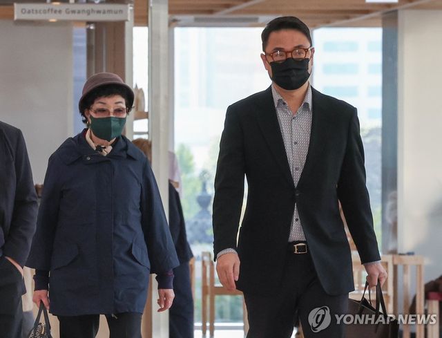 특검 출석하는 최은순·김진우