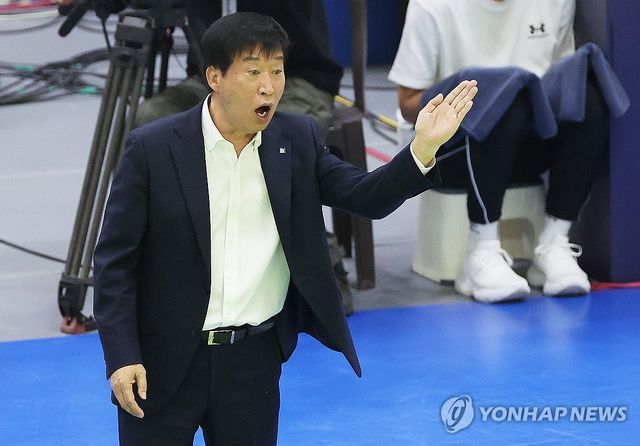 작전 지시하는 김호철 감독