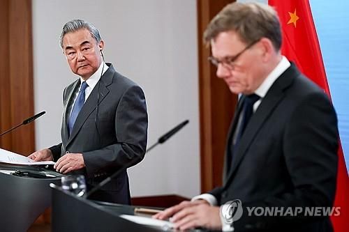 기자회견 하는 왕이 중국 외교부장(왼쪽)과 요한 바데풀 독일 외무장관