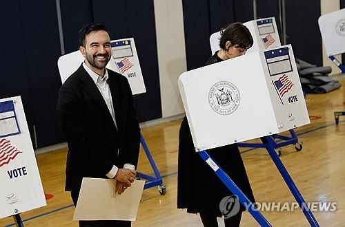 투표장 찾은 맘다니 뉴욕시장 후보(왼쪽)과 부인