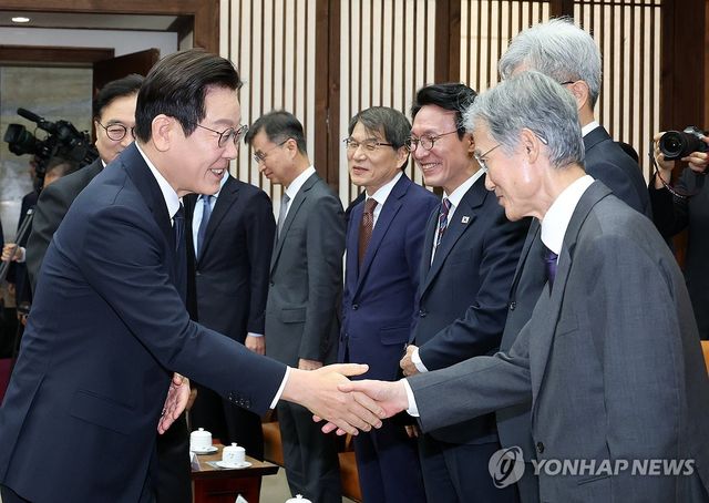 악수하는 이재명 대통령과 조희대 대법원장