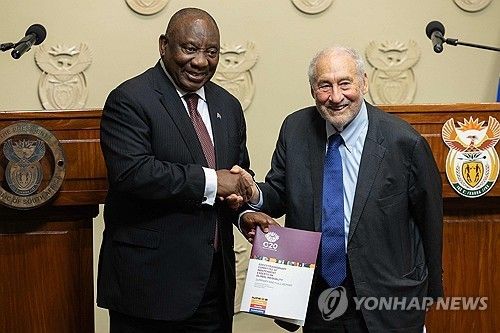 시릴 라마포사 남아공 대통령과 노벨경제학상 수상자인 조지프 스티글리츠 교수