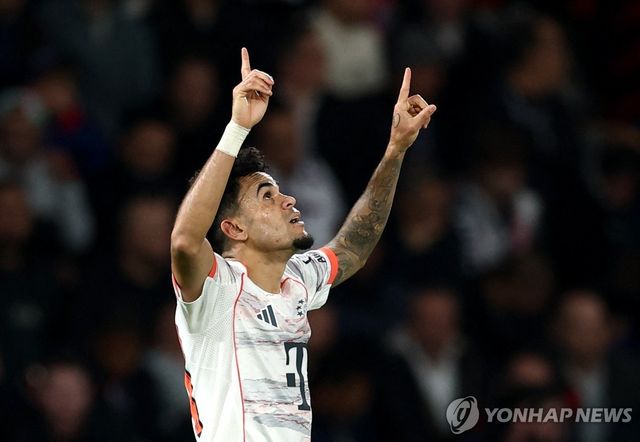 골 세리머니 하는 뮌헨의 루이스 디아스.