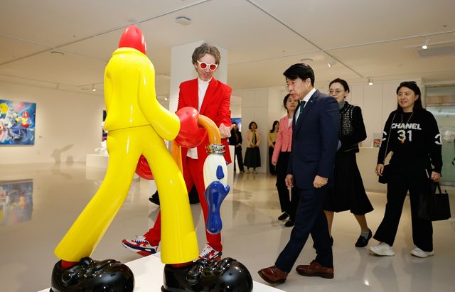 지난 봄 전시에서 필립 콜버트 작가와 함께 전시장을 둘러보는 서강석 구청장 