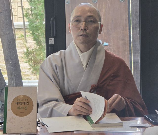 출간 기념 간담회 하는 동명스님