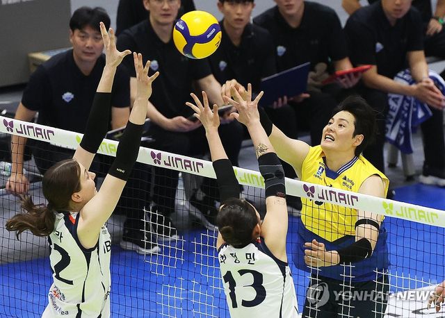 친정팀 향해 공격하는 김희진