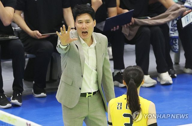 작전 지시하는 강성형 감독