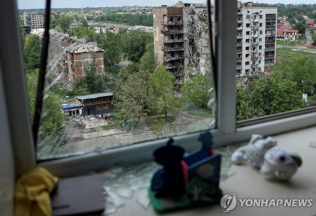 러시아군의 공습으로 파괴된 포크로우스크 시내 아파트