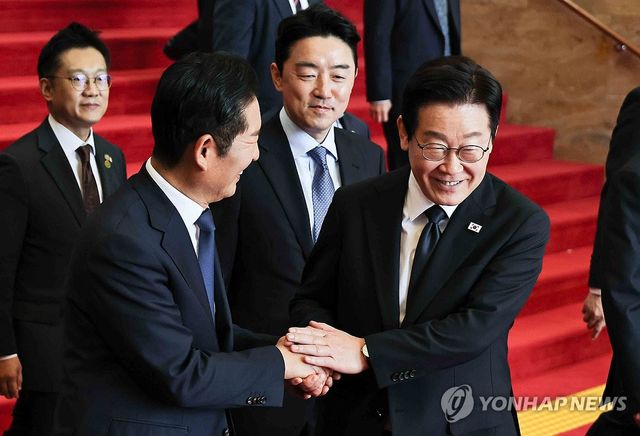 정청래 대표와 악수하는 이재명 대통령