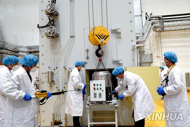 지난달 24일 중국 간쑤성 우웨이시에 있는 중국과학원 상하이 응용물리연구소 우웨이 캠퍼스에서 연구원들이 토륨 용융염 원자로를 연구하는 모습. 2025. 11.4 [신화=연합뉴스 자료사진]