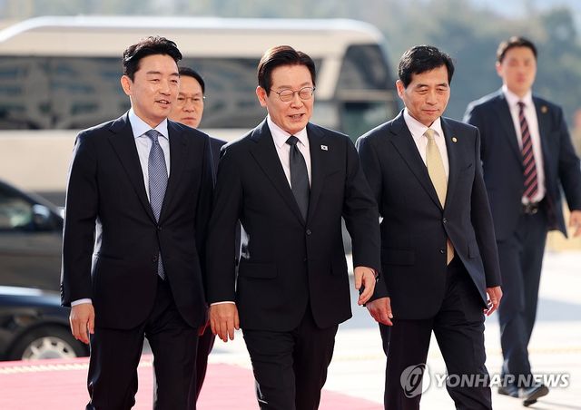 국회 들어서는 이재명 대통령