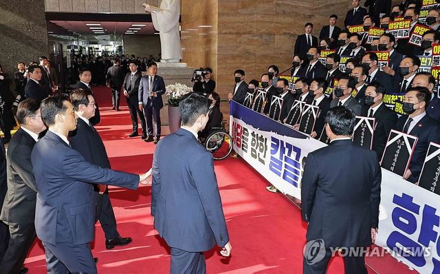 시위하는 국민의힘 의원들 앞 지나는 이 대통령