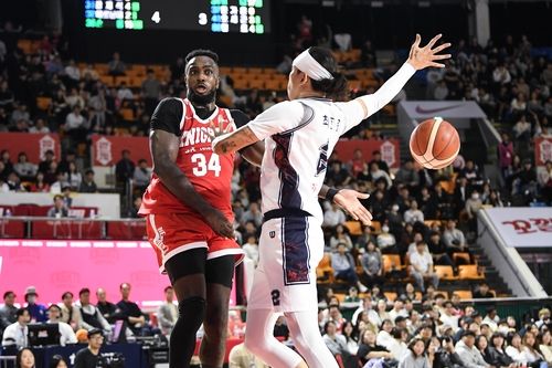 패스하는 자밀 워니