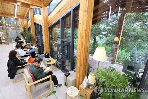 바깥 풍경이 보이는 자리 [사진/임헌정 기자]