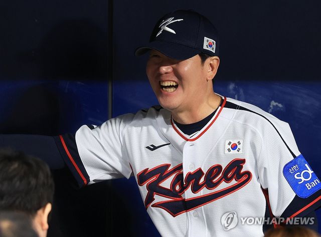 환하게 웃으며 답하는 류지현 감독