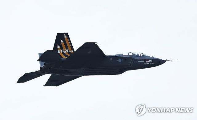 비행하는 KF-21