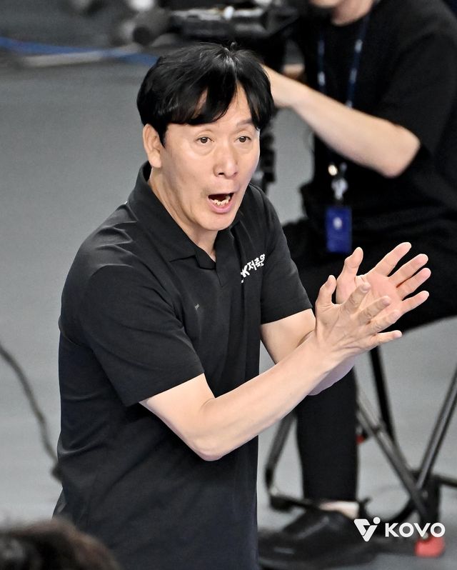 선수들 독려하는 신영철 OK저축은행 감독