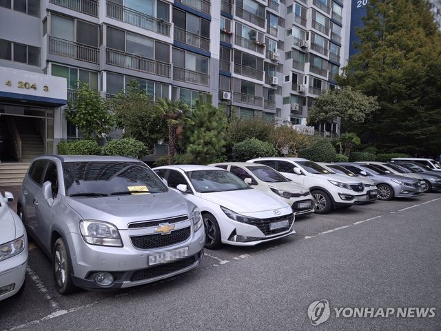 '베스트 행정서비스의 날' 행사장 근처 아파트에 주차된 외부 차량