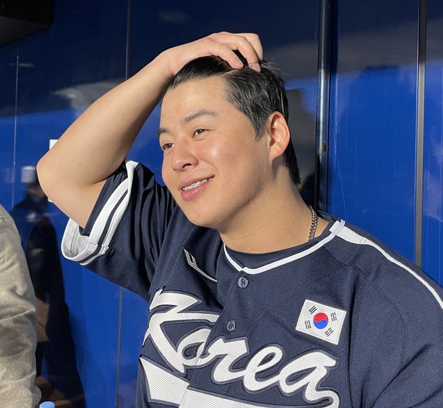 더그아웃에서 인터뷰하는 노시환