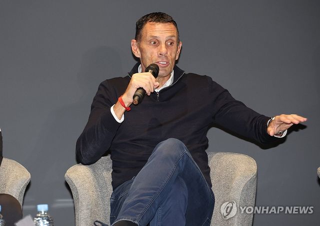 질문에 답하는 전북현대 거스 포옛 감독