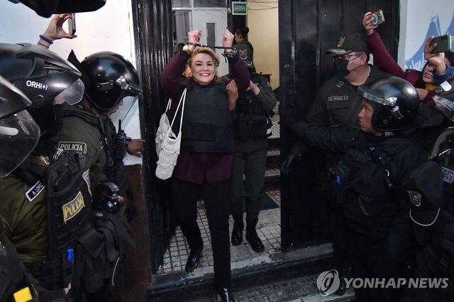 지난해 10월 법정 출석을 위해 교도소 밖으로 나온 자니네 아녜스 볼리비아 전 임시 대통령