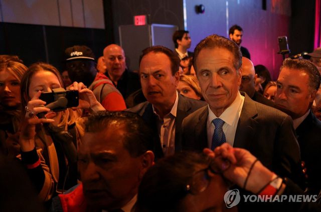 선거 종료 후 행사장 나타난 앤드루 쿠오모 후보