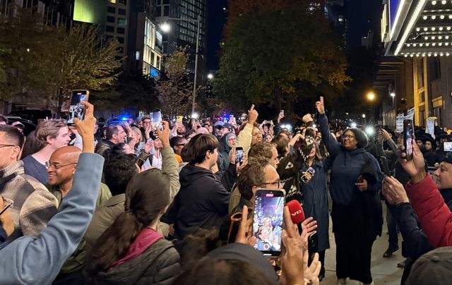 당선축하 행사장 앞 모인 맘다니 지지자들