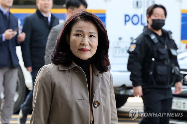 고발장 제출하는 이진숙 전 방통위원장