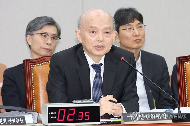 답변하는 안창호 인권위원장