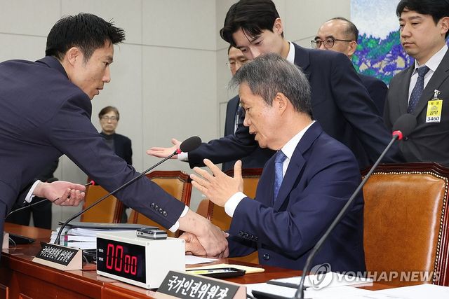 퇴장 조치 당하는 김용원 인권위 상임위원