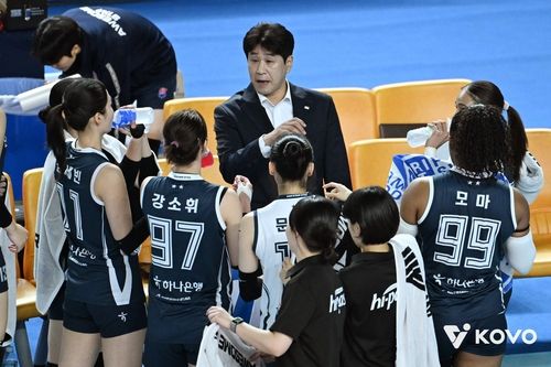 작전 지시하는 김종민 감독