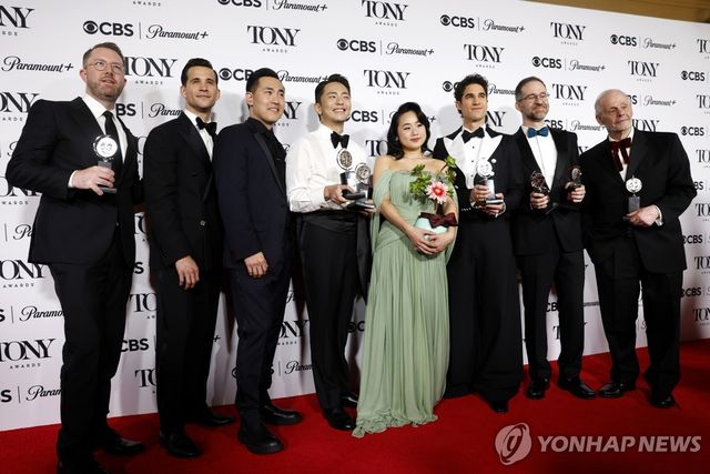 제78회 토니상 시상식에서 뮤지컬 '어쩌면 해피엔딩' 제작진과 배우들