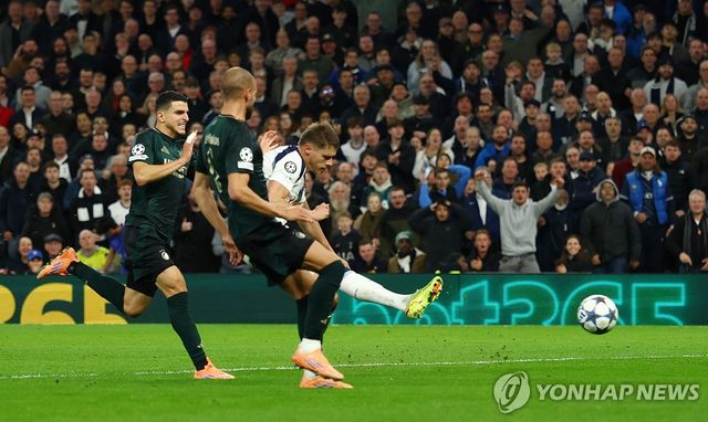 슈팅하는 판더펜.