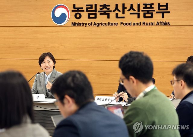 기자들 질문에 답하는 송미령 농식품부 장관