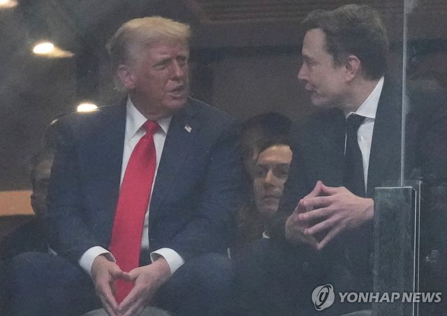 지난 9월 21일 찰리 커크 추모식에서 만난 트럼프 대통령과 일론 머스크