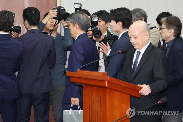 퇴장 조치 당하는 김용원 인권위 상임위원