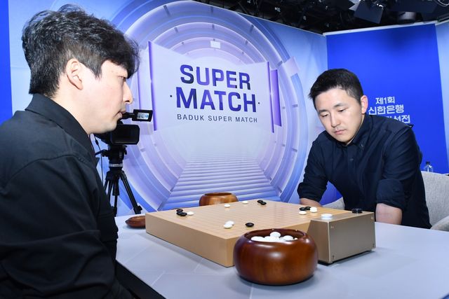 김지석(오른쪽) 9단이 세계기선전 본선 티켓을 획득했다.