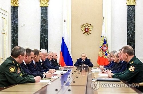 5일(현지시간) 국가안보회의 주재하는 블라디미르 푸틴(가운데) 러시아 대통령