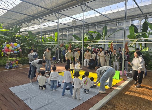 스마트팜 온실에서 체험학습하는 어린이들
