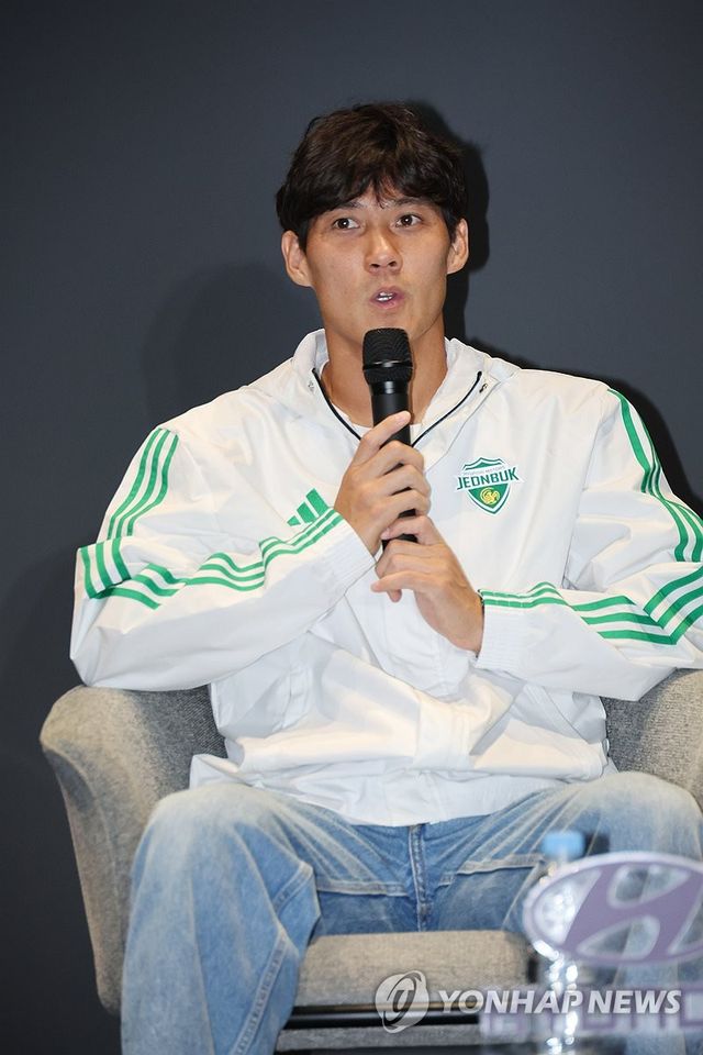 취재진 질문에 답하는 최철순