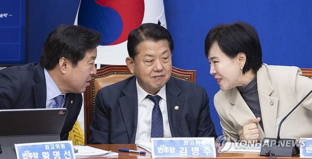 최고위원회의에서 대화하는 최고위원들