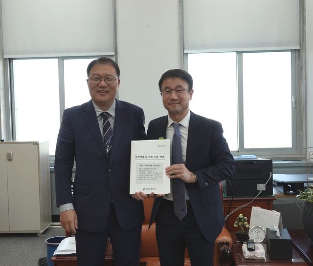 왼쪽부터 장금용 창원시장 권한대행과 한병도 예결위원장