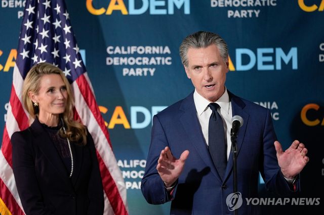 지난 4일 기자회견하는 개빈 뉴섬 캘리포니아 주지사