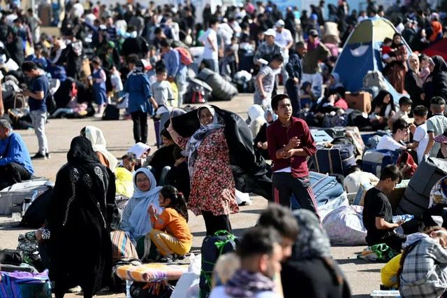 이슬람칼라 국경검문소에 대기 중인 아프간 난민