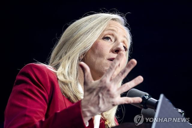 美버지니아 주지사에 당선된 스팬버거 전 하원의원