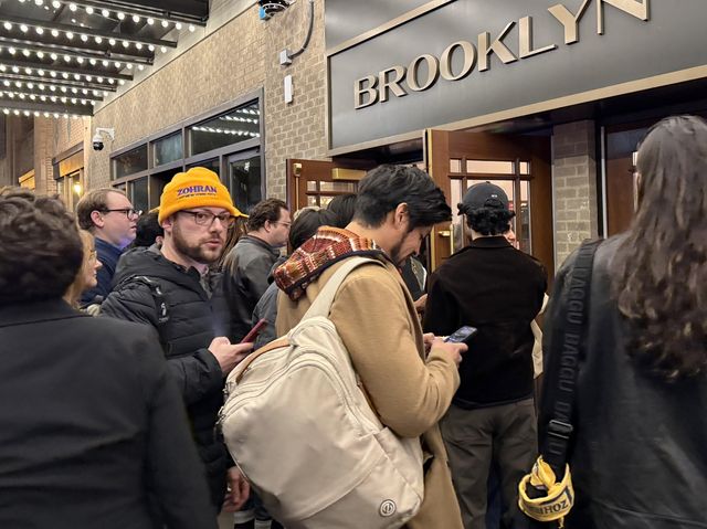 당선 축하 행사장 입장하는 맘다니 지지자들