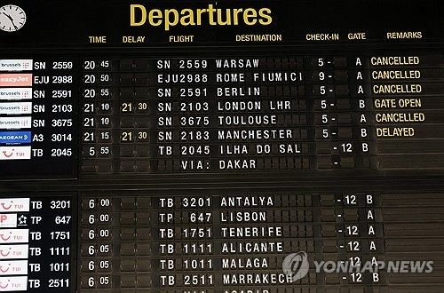드론 위협으로 폐쇄된 뒤 항공편 취소가 공지된 브뤼셀 국제공항 전광판 